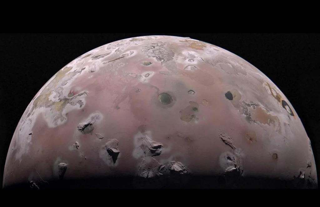 Vista de Ío, luna volcánica de Júpiter, captada por la misión Juno