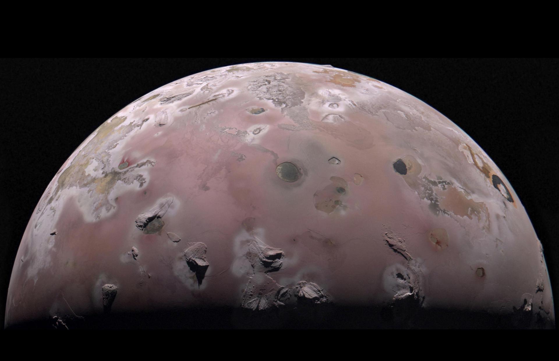 Vista de Ío, luna volcánica de Júpiter, captada por la misión Juno