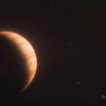 Concepto artístico del exoplaneta WD 1856 b, un gigante gaseoso naranja del tamaño de Júpiter, orbitando muy cerca de su estrella anfitriona, una enana blanca del tamaño de la Tierra.